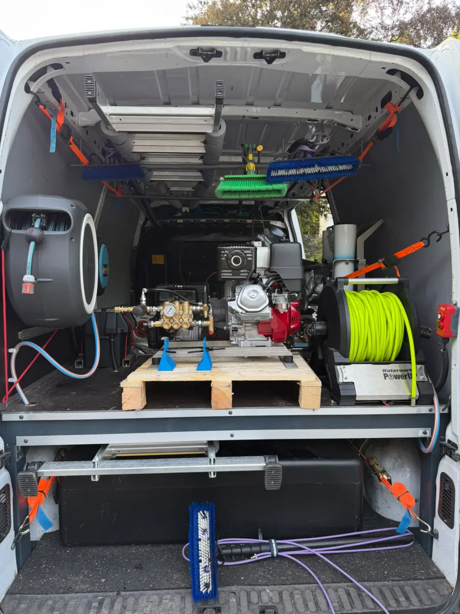 Transporter-Innenausbau mit Hochdruckaggregat, Pumpe mit Manometer und Schlauchtrommel